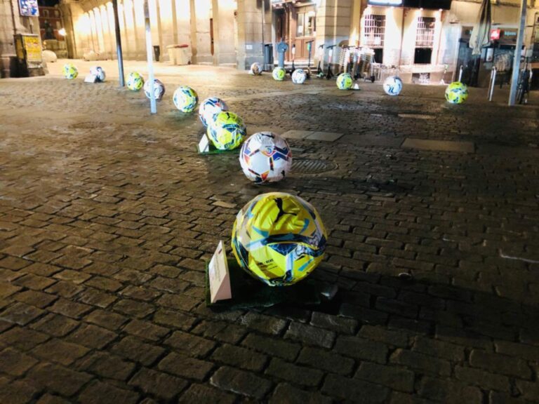 Madrid retira unos bolardos con forma de balones porque la gente los confundía con balones