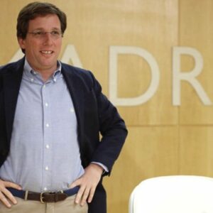 Almeida colocará en las calles de Madrid todas las luces que no tiene en su cabeza