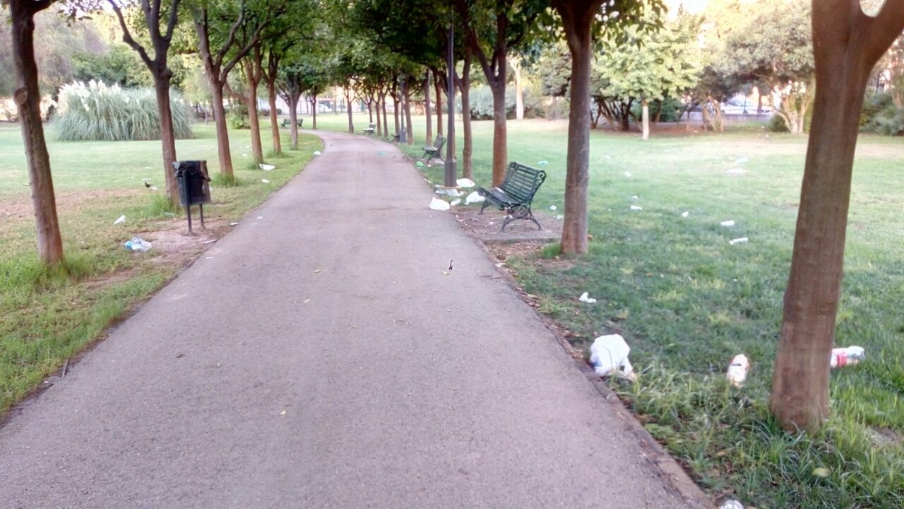 El Parque de los Príncipes de Sevilla es un "estercolero de botellas rotas" a centímetros de "papeleras vacías"