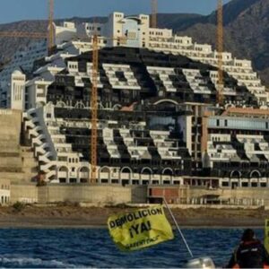 La Junta anuncia la demolición del hotel ilegal de Algarrobico