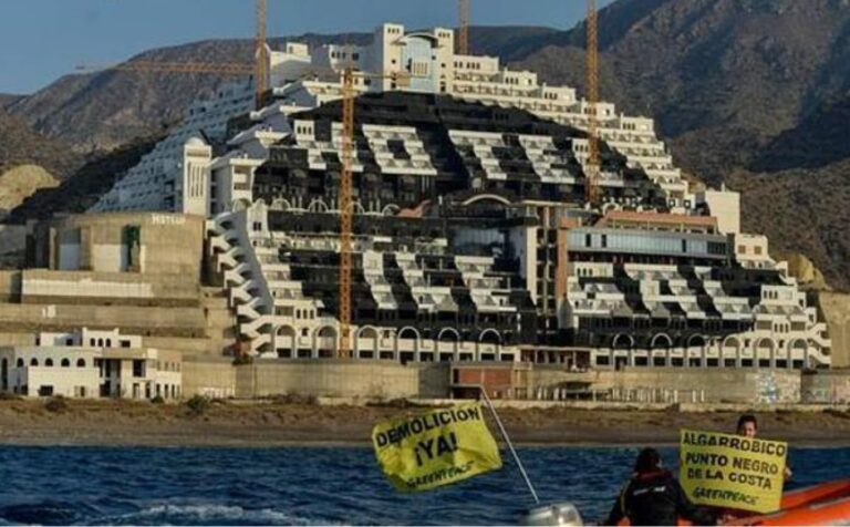 La Junta anuncia la demolición del hotel ilegal de Algarrobico
