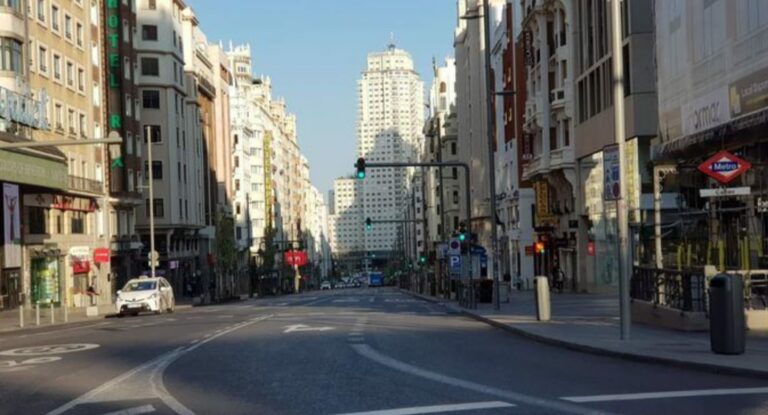 Sanidad estudia aplicar un toque de queda en toda España
