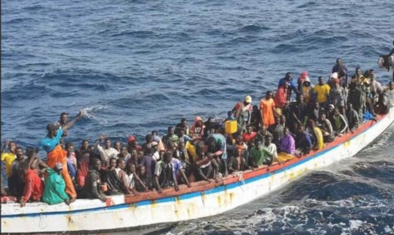 Mueren 140 personas que viajaban en patera a Canarias