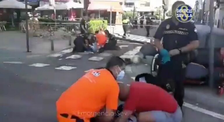 Un peatón resulta herido grave al ser “atacado” por una farola