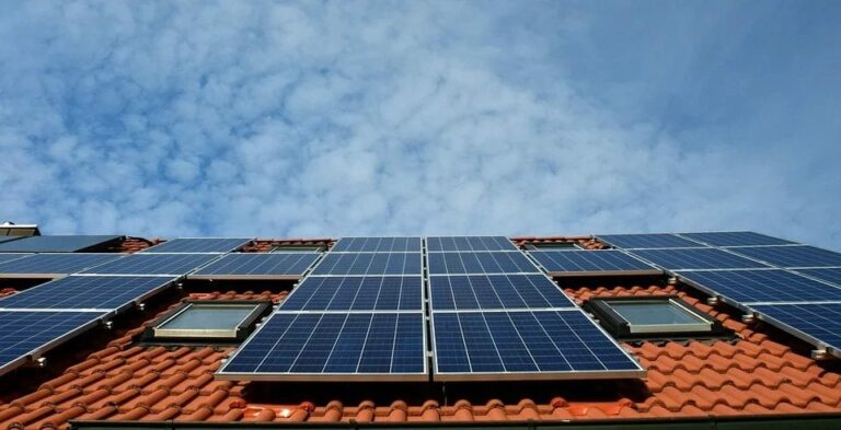 Cada día más empresas y hogares se suman al uso de energía solar fotovoltaica