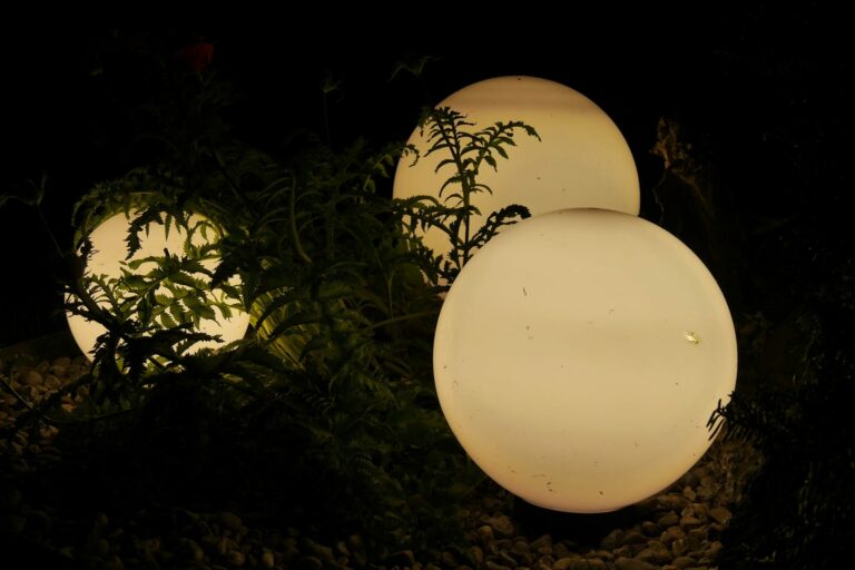 Dale luz a tus espacios y una mano al planeta con las opciones solares
