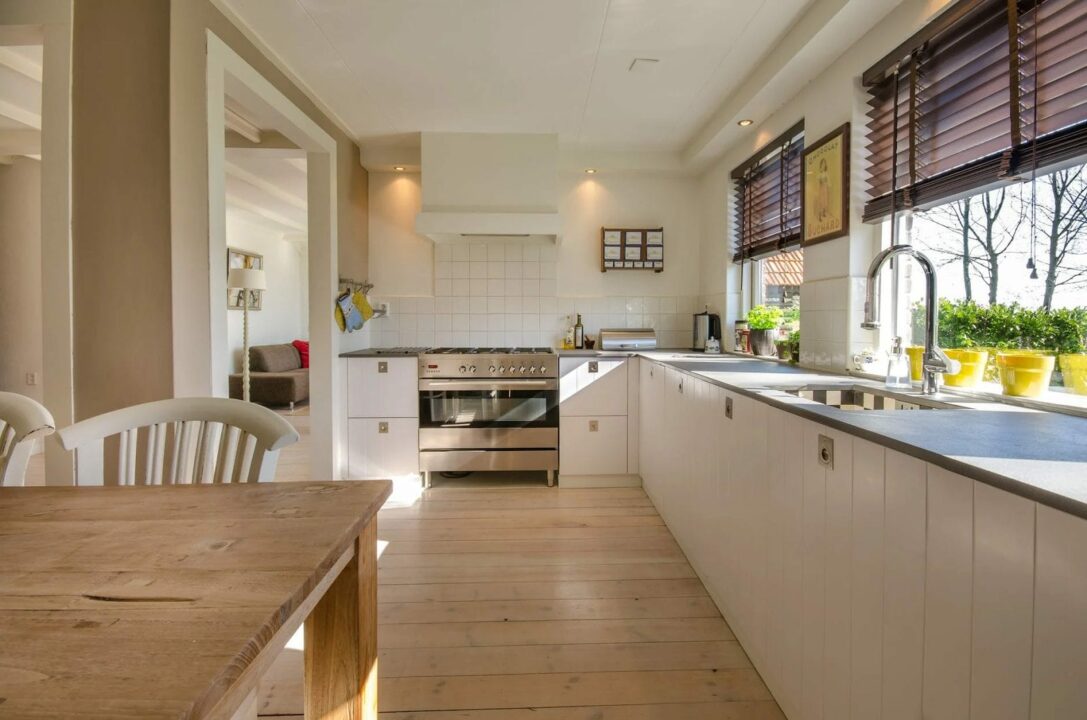 Hormigón impreso, tarimas de madera y cerrajeros para renovar tu vivienda