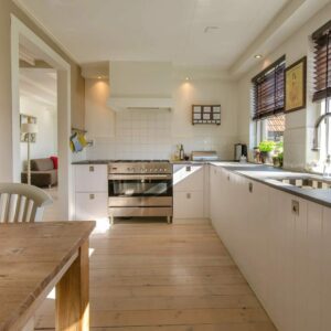 Hormigón impreso, tarimas de madera y cerrajeros para renovar tu vivienda