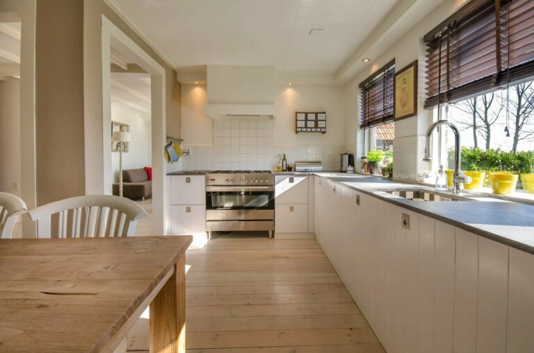 Hormigón impreso, tarimas de madera y cerrajeros para renovar tu vivienda