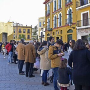 Las hermandades de Sevilla planean celebrar besamanos masivos en diciembre
