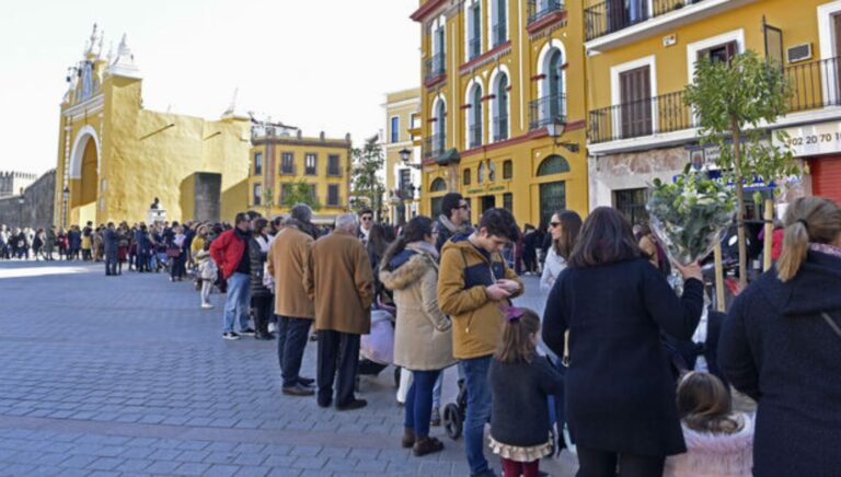 Las hermandades de Sevilla planean celebrar besamanos masivos en diciembre