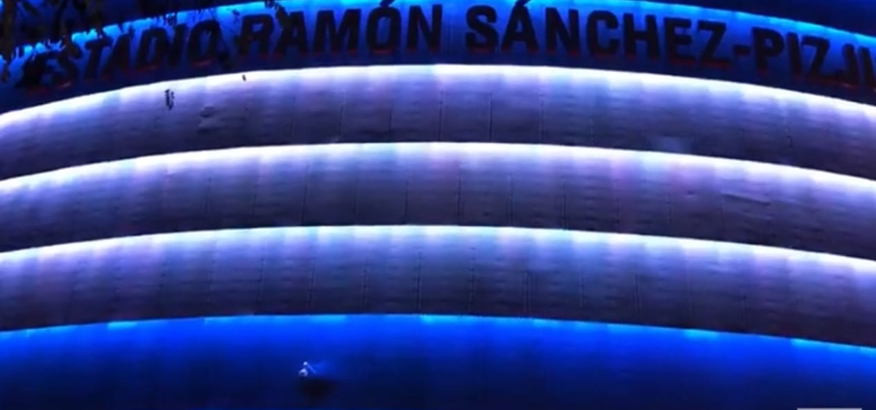 El estadio del Sevilla FC con la bandera de Argentina en homenaje a Maradona