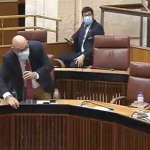 El portavoz de Vox estalla en el Parlamento de Andalucía: "¡A tomar por culo!"