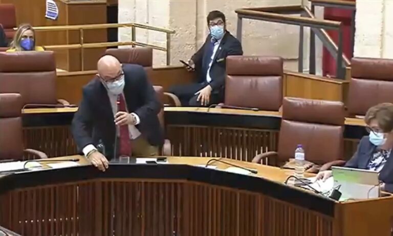 El portavoz de Vox estalla en el Parlamento de Andalucía: "¡A tomar por culo!"