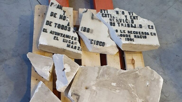 Destruyen la placa homenaje a Largo Caballero tras su retirada por PP y Cs