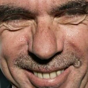Aznar: "Pedro Sánchez tiene una cara de inútil que no puede con ella"