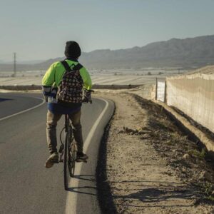 Conductor detenido porque el ciclista atropellado logró escribir en la arena parte de la matrícula
