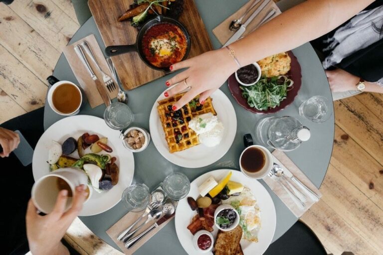 Montando un local de hostelería: encuentra los mejores equipos y recetas