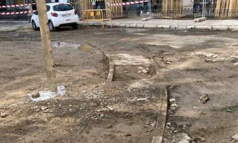 Las obras en la Plaza de la Magdalena sacan a la luz las vías del antiguo tranvía
