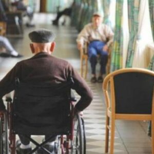 Un juez ordena vacunar a una anciana pese a la negativa de su hijo