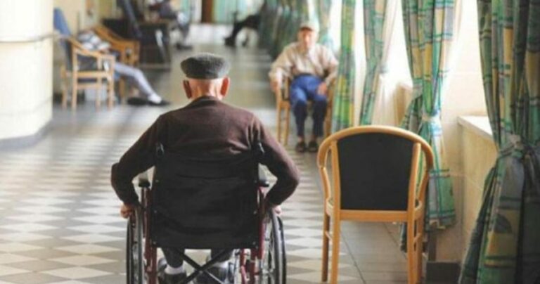 Un juez ordena vacunar a una anciana pese a la negativa de su hijo