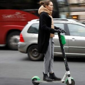 El Ayuntamiento acuerda con dos empresas llenar la ciudad de patinetes eléctricos