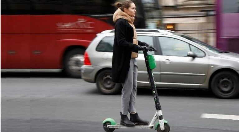 El Ayuntamiento acuerda con dos empresas llenar la ciudad de patinetes eléctricos