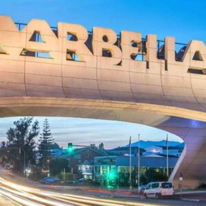 Una mujer abandona a su hijo en el coche y se va a jugar a un casino en Marbella