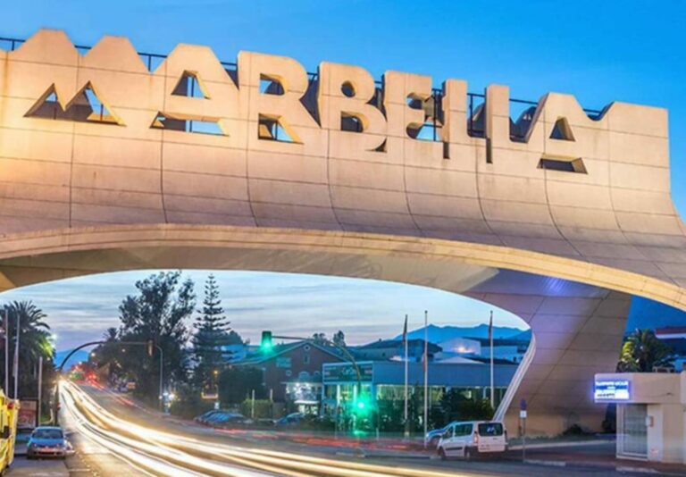 Una mujer abandona a su hijo en el coche y se va a jugar a un casino en Marbella
