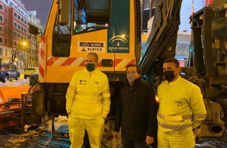 Andalucía envía once máquinas quitanieves a hacerse fotos limpiando Madrid
