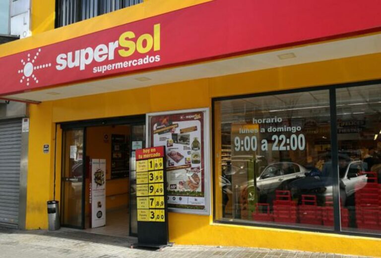 Supersol “premia” el esfuerzo de sus trabajadores durante la pandemia con setenta despidos