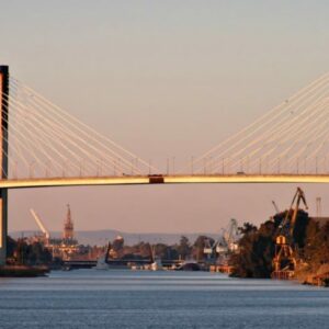 Un policía nacional resulta herido grave en un accidente de tráfico en el Puente del Centenario