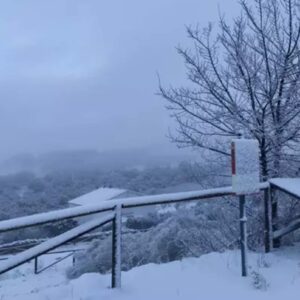 La nieve tiñe de blanco la localidad de Guadalcanal