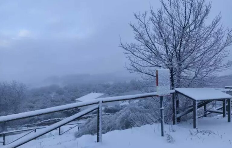 La nieve tiñe de blanco la localidad de Guadalcanal