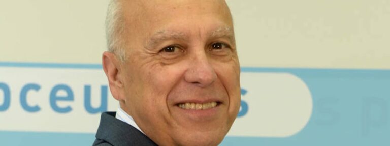 Otro que no dimite tras vacunarse antes de tiempo: el consejero de Salud de Ceuta