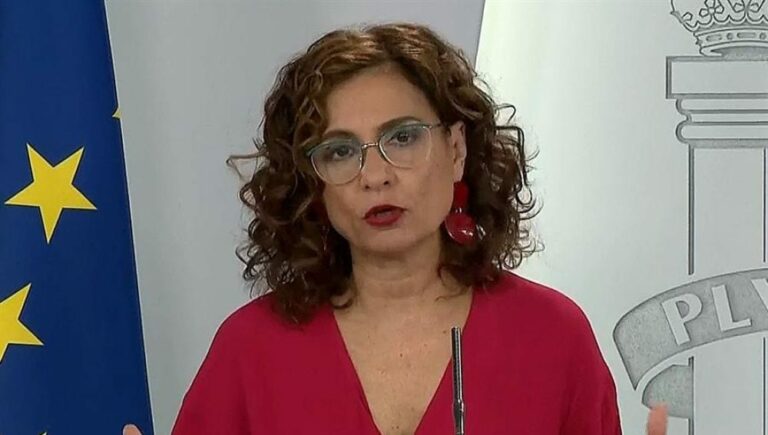 Montero dice ahora que la UE sí permite reducir el IVA de la factura de la electricidad