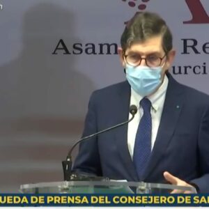El consejero de Sanidad de Murcia, que se vacunó sin estar en primera línea, no dimite