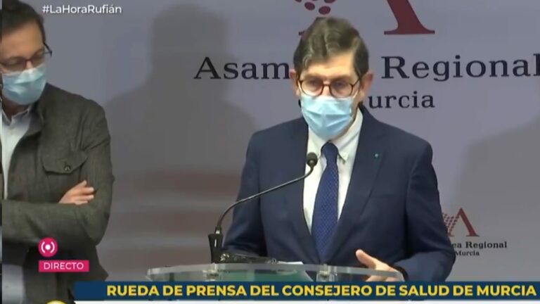El consejero de Sanidad de Murcia, que se vacunó sin estar en primera línea, no dimite