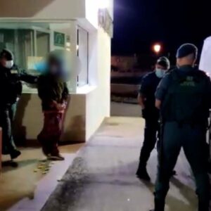 Tiran piedras a la Guardia Civil cuando acude a cerrar una fiesta: "son esclavos de un gobierno, pandemia de mierda"