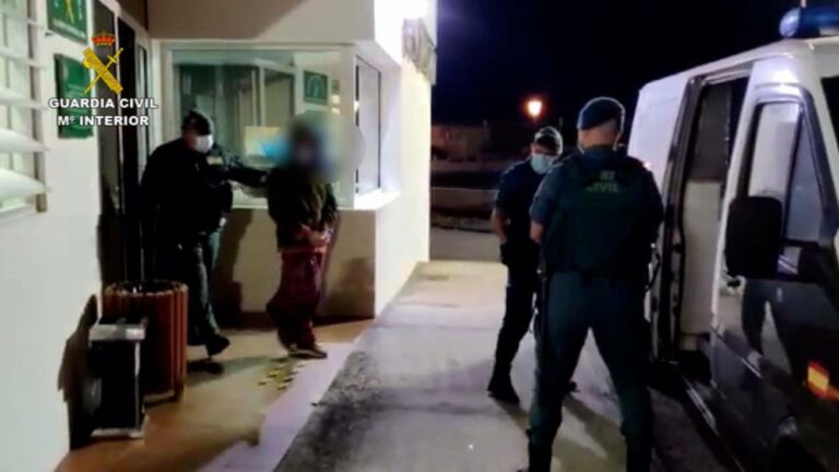 Tiran piedras a la Guardia Civil cuando acude a cerrar una fiesta: "son esclavos de un gobierno, pandemia de mierda"