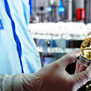 La farmacéutica Grifols prueba un medicamento que proporcionaría inmunidad inmediata contra la Covid