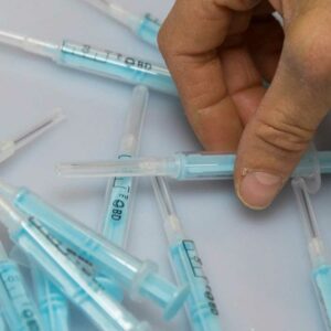 Algunas comunidades están desperdiciando miles de dosis de la vacuna de Pfizer por falta de jeringuillas adecuadas