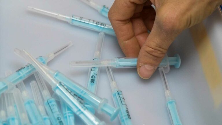 Algunas comunidades están desperdiciando miles de dosis de la vacuna de Pfizer por falta de jeringuillas adecuadas
