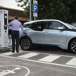 El Ayuntamiento de Barcelona cobrará por recargar los coches eléctricos a partir del día 18
