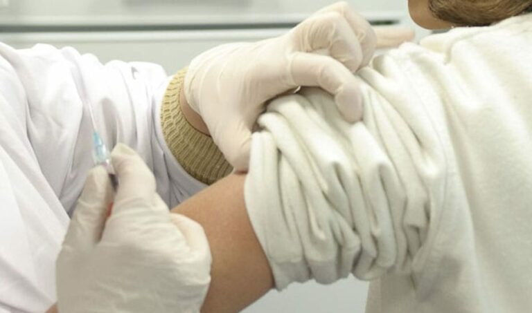 El 10,8% de los sanitarios andaluces en primera línea han recibido la segunda dosis de la vacuna