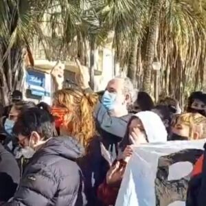 Willy Toledo acude a la manifestación contra la presencia de VOX en Badalona