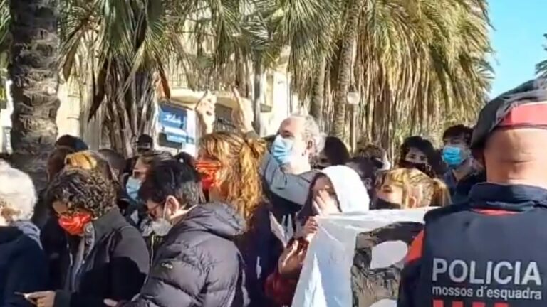 Willy Toledo acude a la manifestación contra la presencia de VOX en Badalona