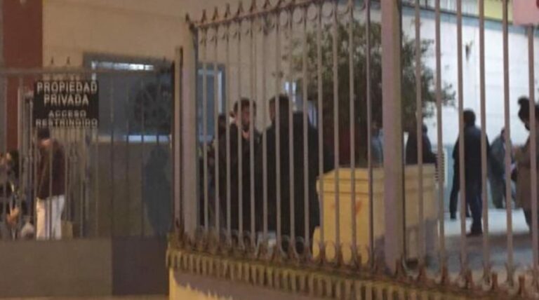 Pillan a 32 personas que consumían alcohol en un bar de Sevilla pasadas las seis de la tarde
