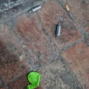 Pillan a 30 personas drogándose con “gas de la risa” en un bar de Utrera