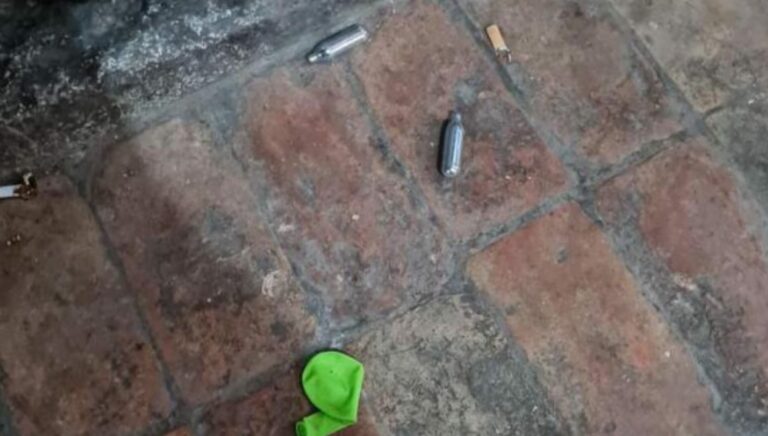 Pillan a 30 personas drogándose con “gas de la risa” en un bar de Utrera